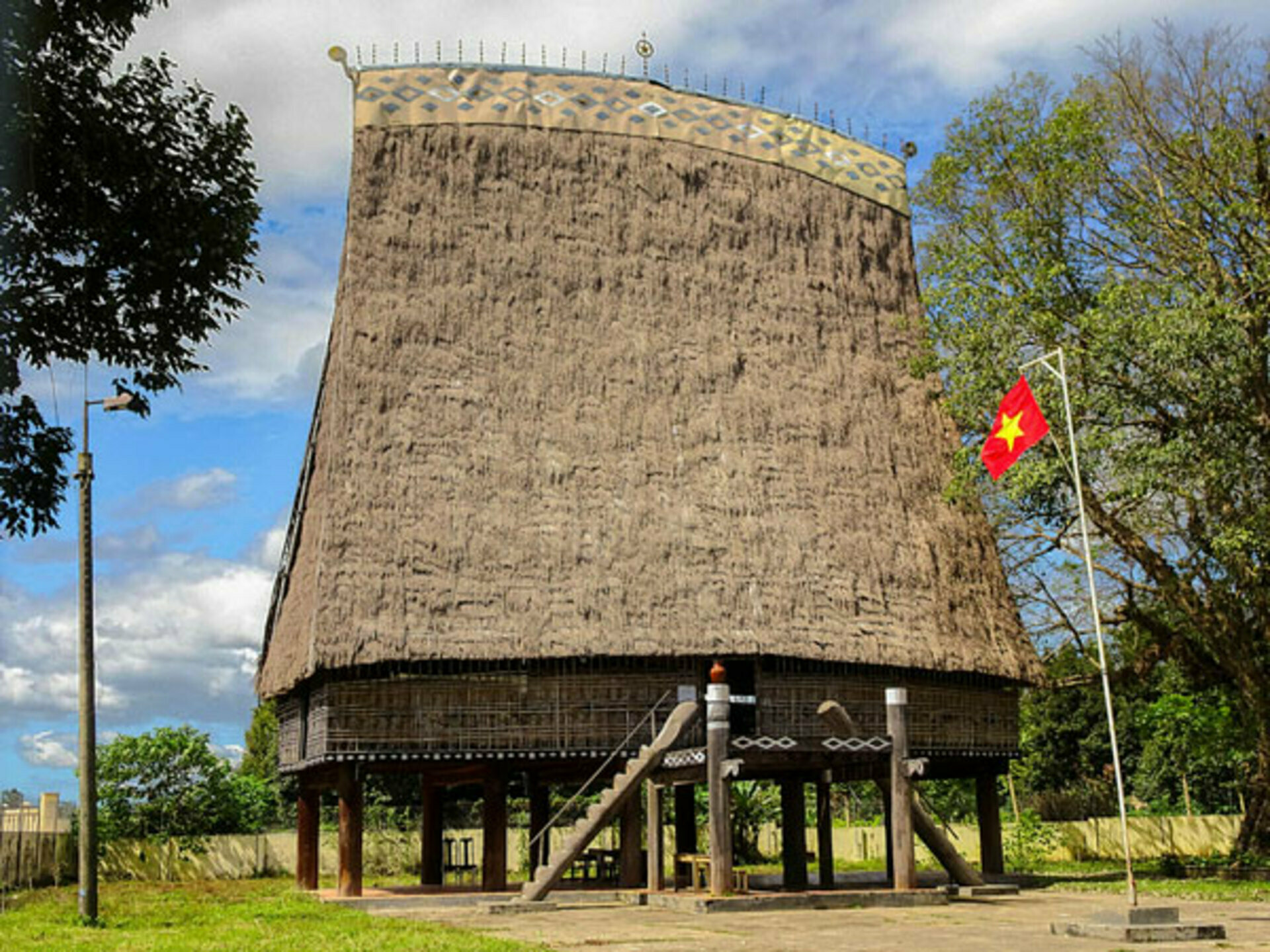 The custom cutting wood “caught husband” of ethnic people Je-Trieng in Kon Tum