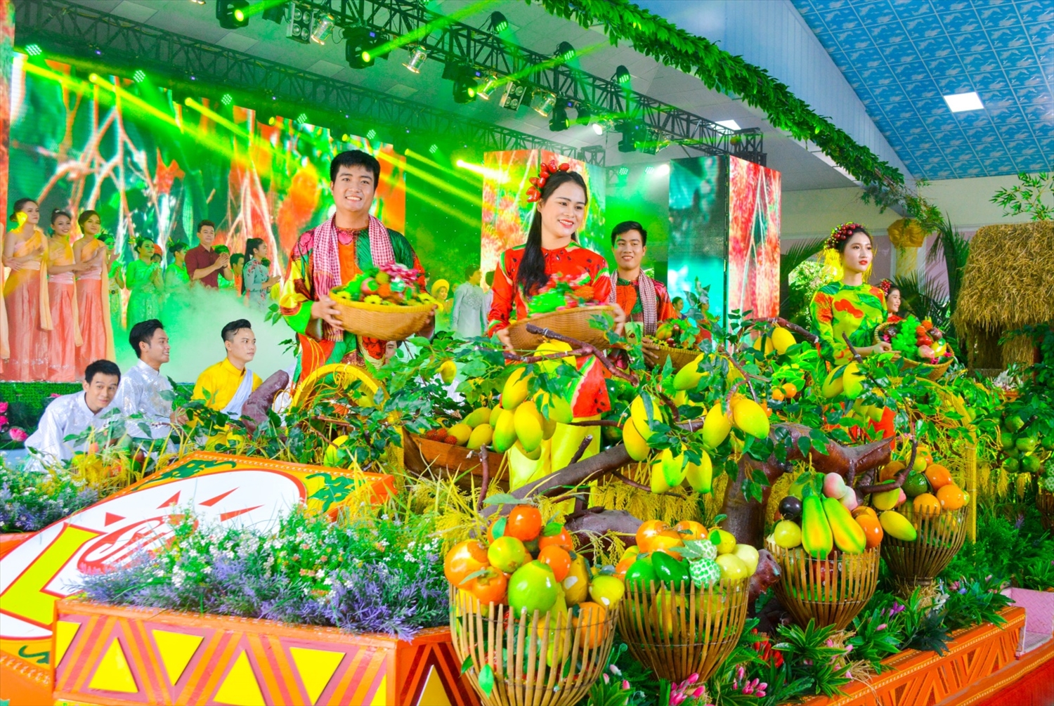 Giant Fruits Appear At Southern Fruit Festival