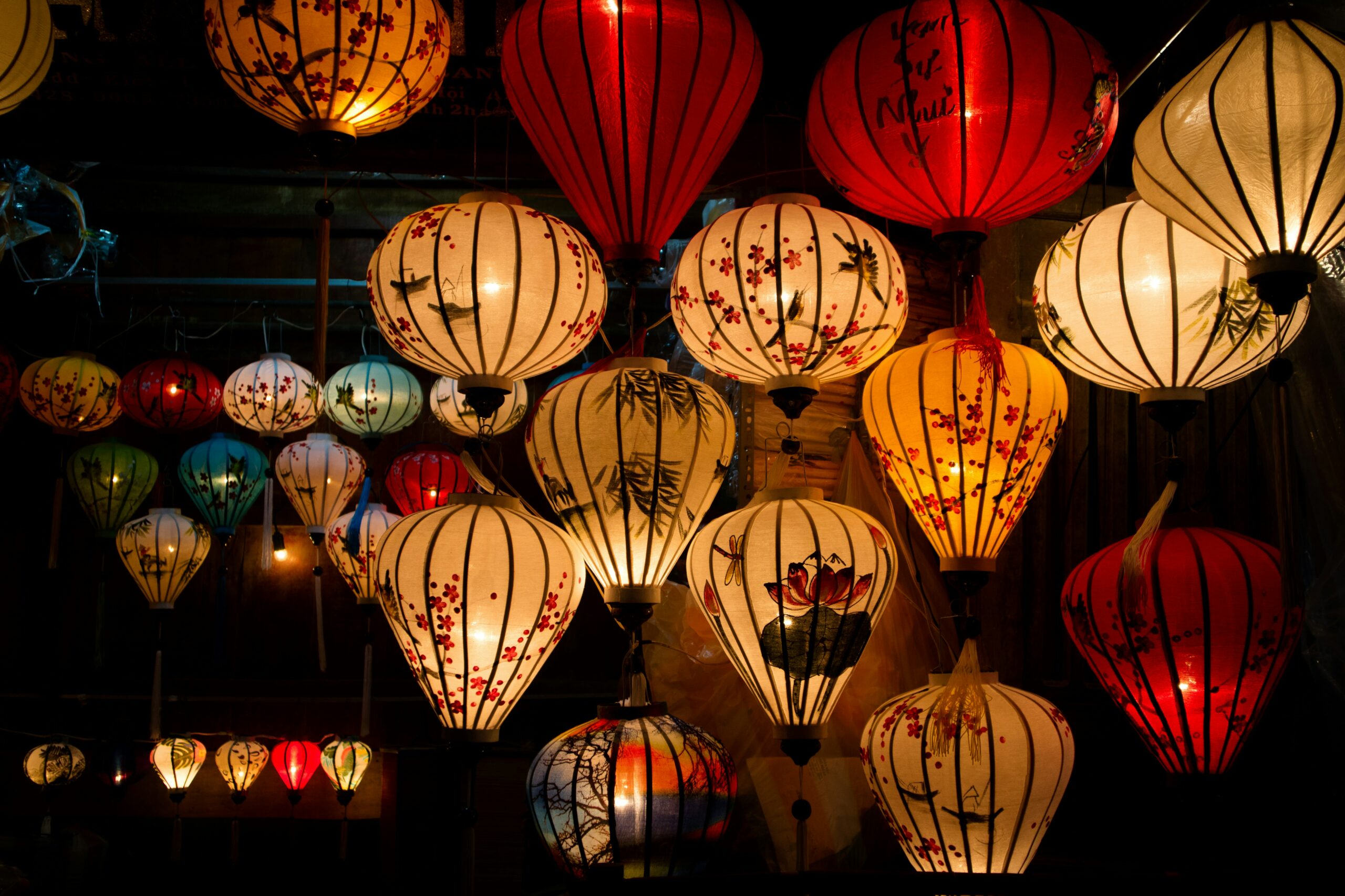 Hoi An Night Market: Explore vibrant nightlife inside an ancient town