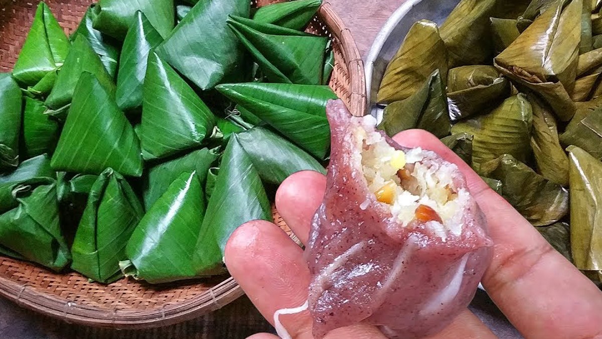 Steamed Sticky Rice Cake with Coconut Filling Recipe