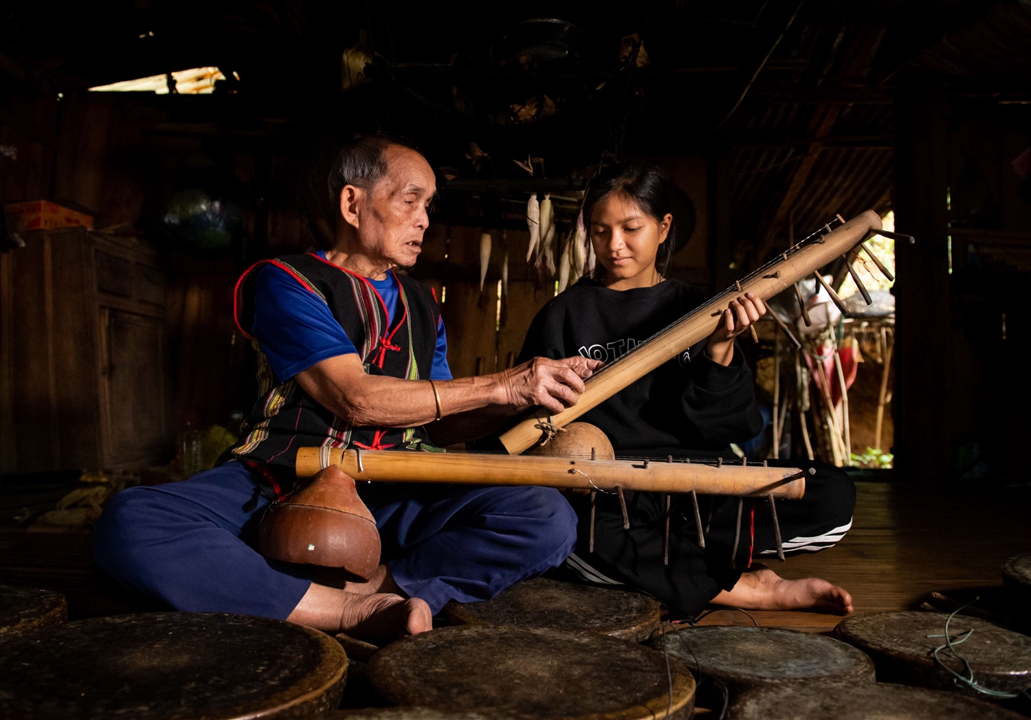 Tapping instruments – Vietnamese traditional music
