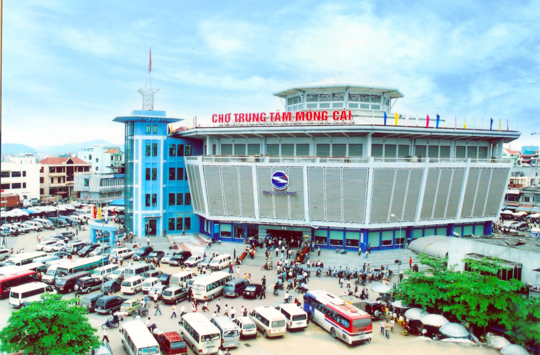 Shopping at Mong Cai border market
