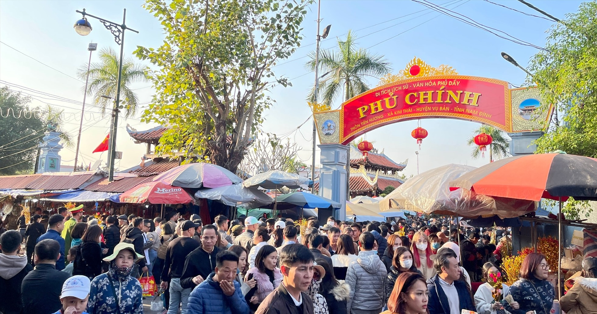 Visitors buy good luck at Vieng market