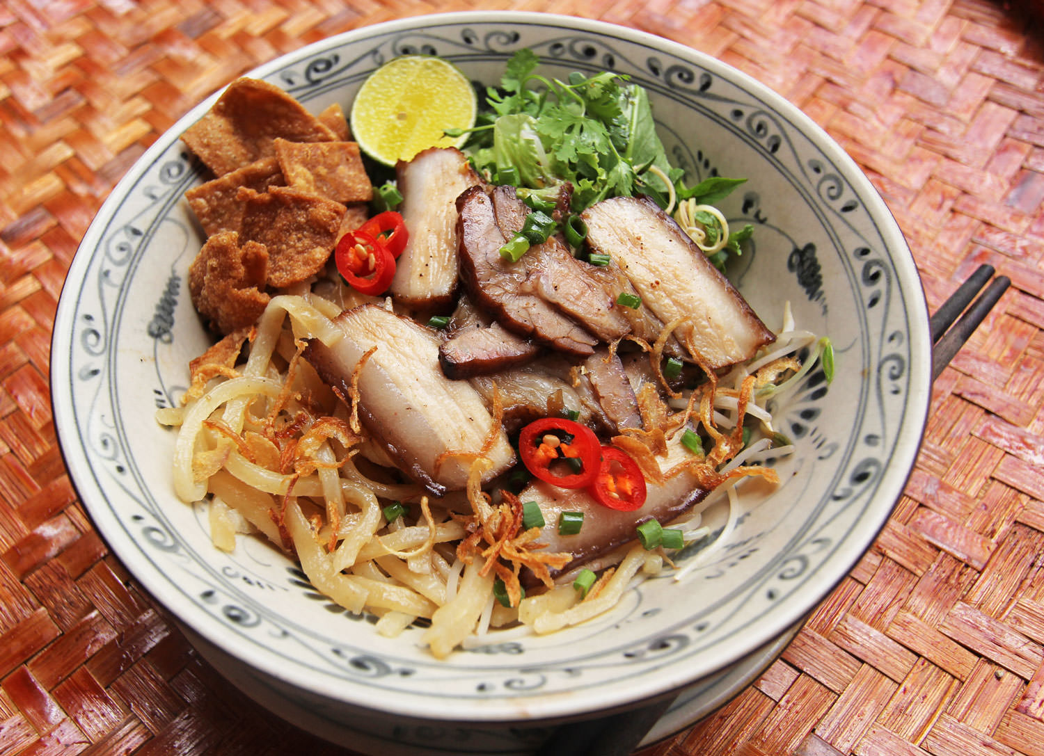 Top 27 famous Central Vietnamese foods to add to your foodie bucket list